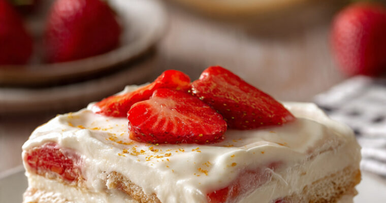 Świeże i kremowe truskawkowe tiramisu