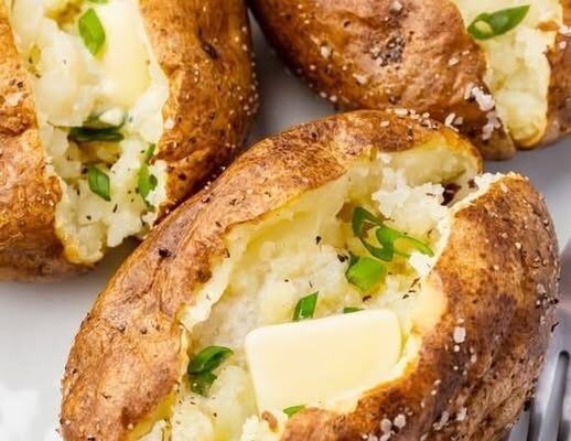Pieczone Ziemniaki z Kwaśną Śmietaną i Szczypiorkiem – Klasyka, Która Nigdy Się Nie Nudzie