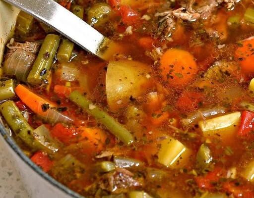 Zupa Jarzynowa z Wołowiną – Sycąca, Aromatyczna i Pełna Warzyw