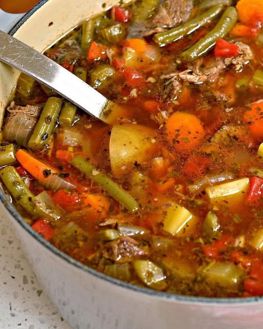 Zupa Jarzynowa z Wołowiną – Sycąca, Aromatyczna i Pełna Warzyw
